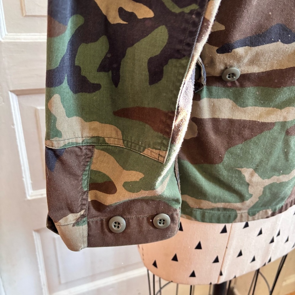 Vintage US ARMY issued
Woodland Camouflage Coat
Size Small - Picture 6 of 14